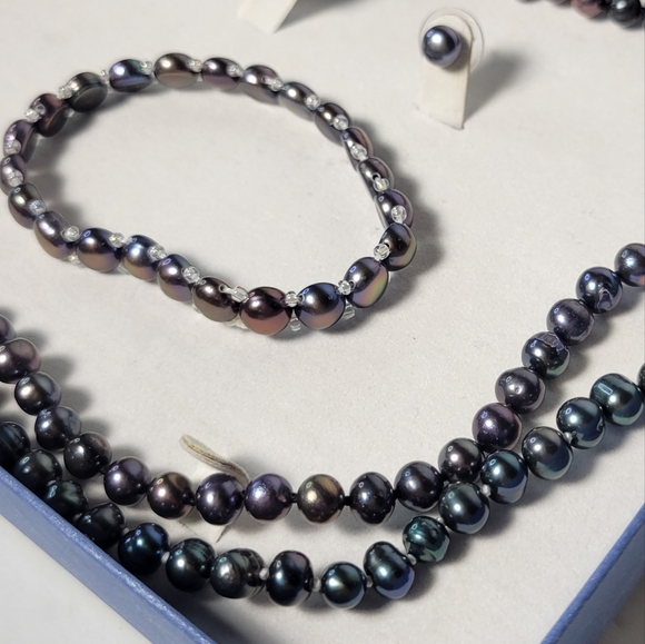 New metallic pearl necklaces, bracelet and earrings set in box - Picture 2 of 10